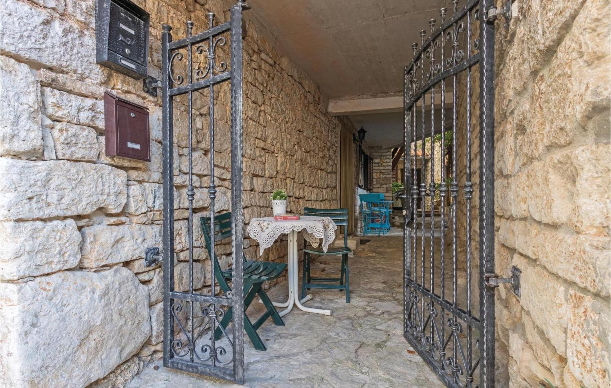 2 Bedroom Stunning Home In Bale Exterior foto